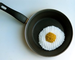 Knitted fried egg in a frying pan