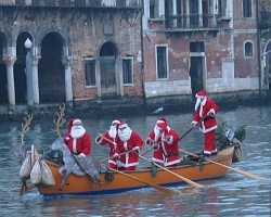 Santas in Venice